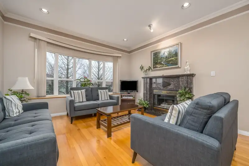 1233 RUPERT STREET - photo 2 of 27