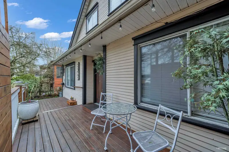 2240 DOUGLAS CRESCENT - photo 4 of 40