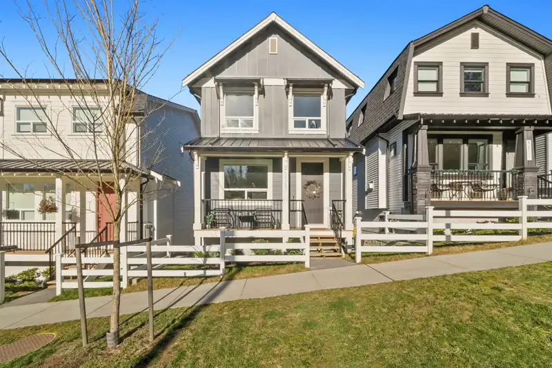 25097 112 AVENUE - photo 1 of 39