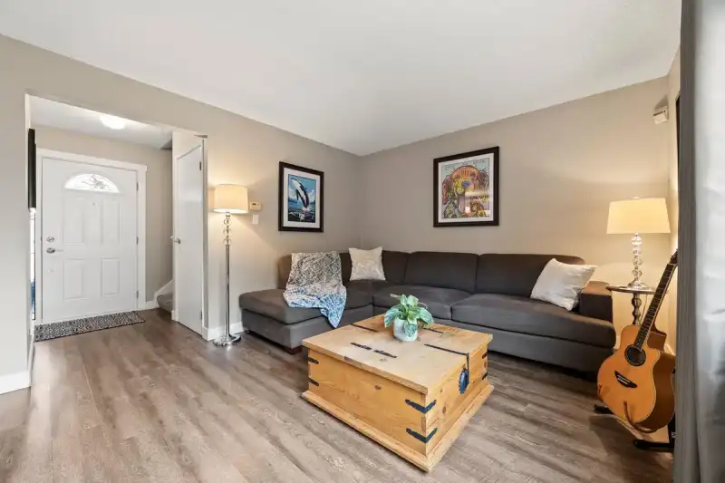 63 2905 NORMAN AVENUE - photo 2 of 24