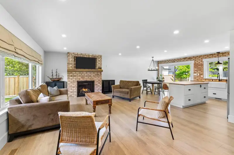 24633 56 AVENUE - photo 2 of 40