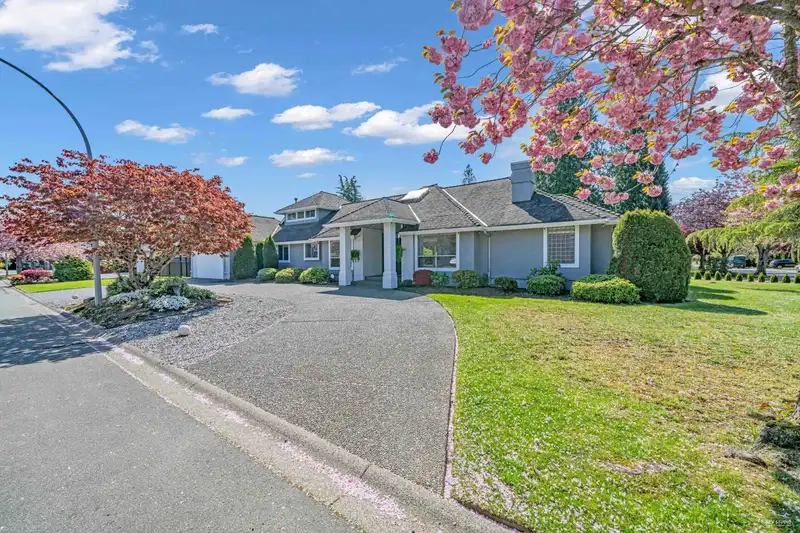 13658 19 AVENUE - photo 2 of 36