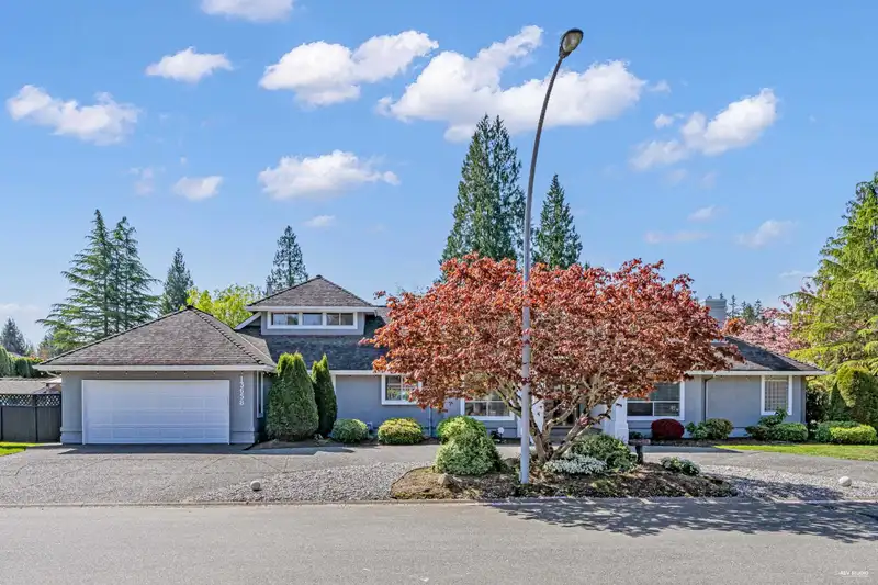 13658 19 AVENUE - photo 4 of 36
