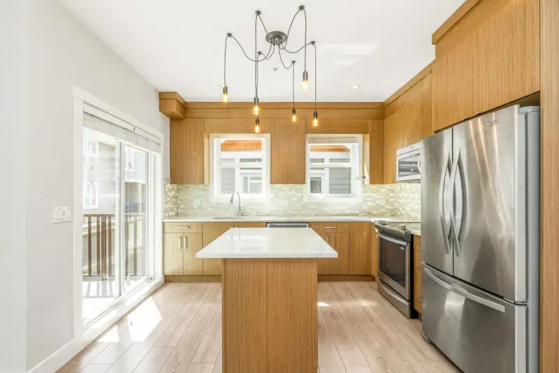 13 20856 76 AVENUE - photo 2 of 35