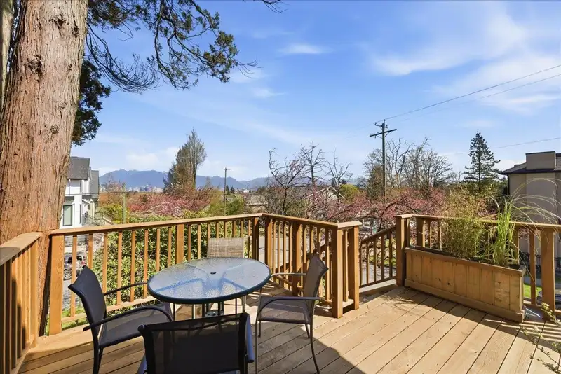 706 W 24TH AVENUE - photo 2 of 36