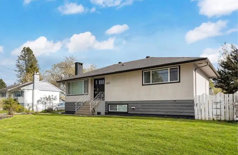 14682 111 AVENUE - photo 1 of 33