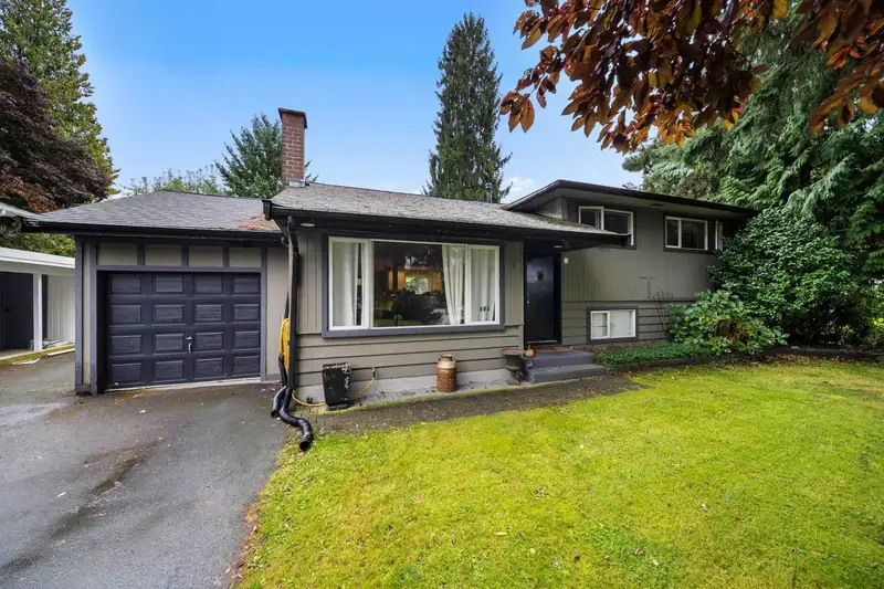 966 DUNDONALD DRIVE - photo 1 of 25