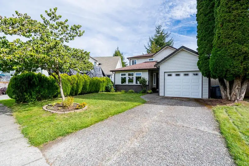 15478 90 AVENUE - photo 1 of 25