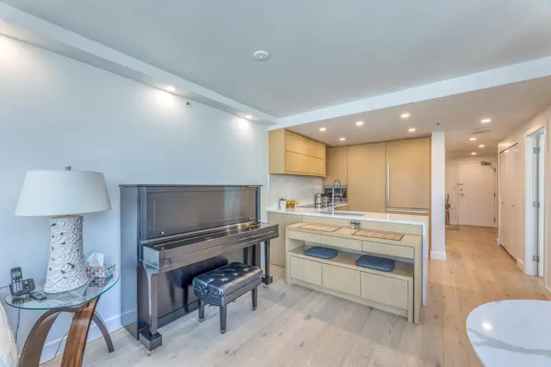 1001 588 BROUGHTON STREET - photo 4 of 31