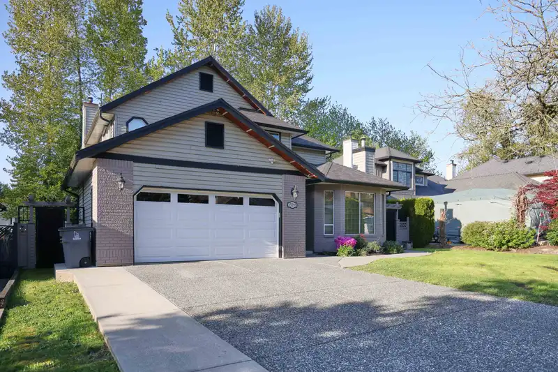 15295 111A AVENUE - photo 2 of 32