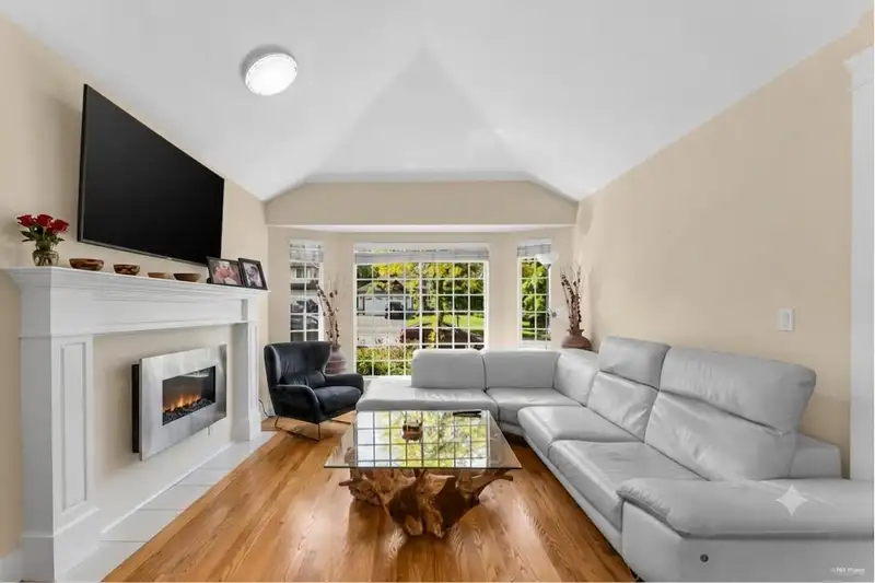 15295 111A AVENUE - photo 3 of 32