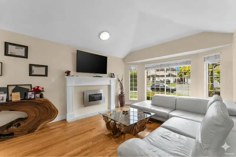 15295 111A AVENUE - photo 4 of 32