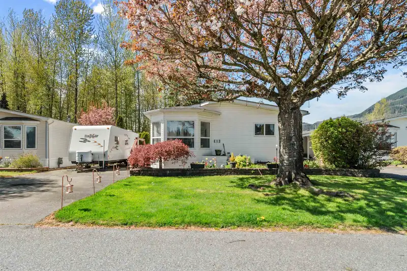 13 41168 LOUGHEED HIGHWAY - photo 1 of 40