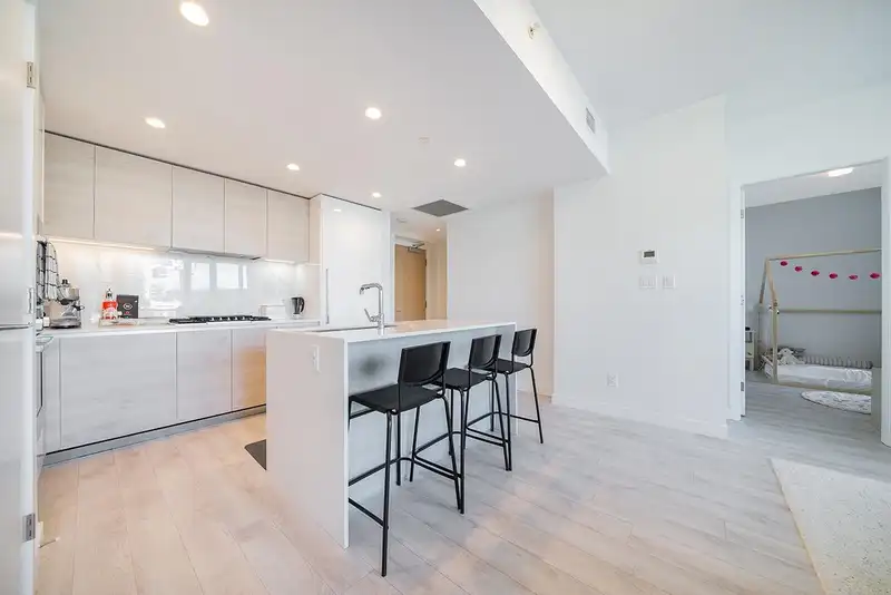 305 2085 SKYLINE COURT - photo 4 of 20