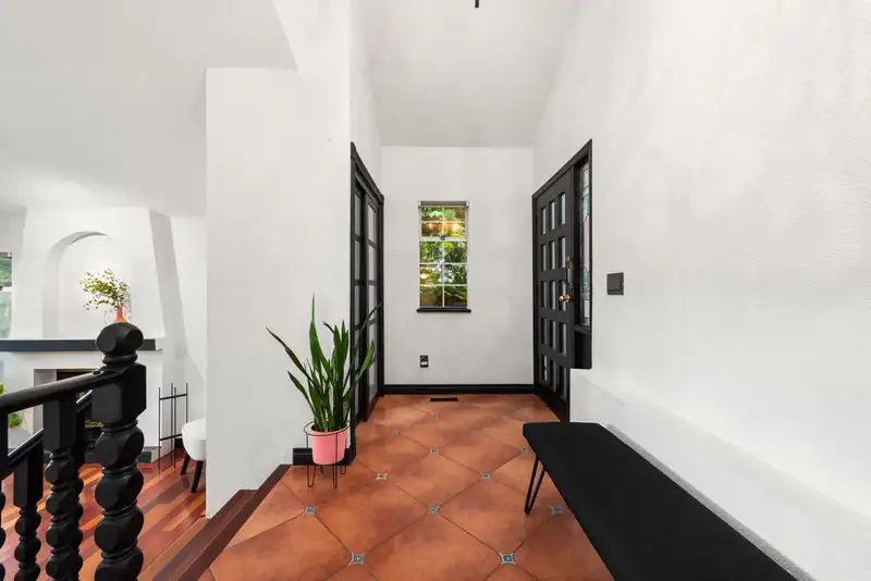 1128 FRASERVIEW STREET - photo 2 of 40