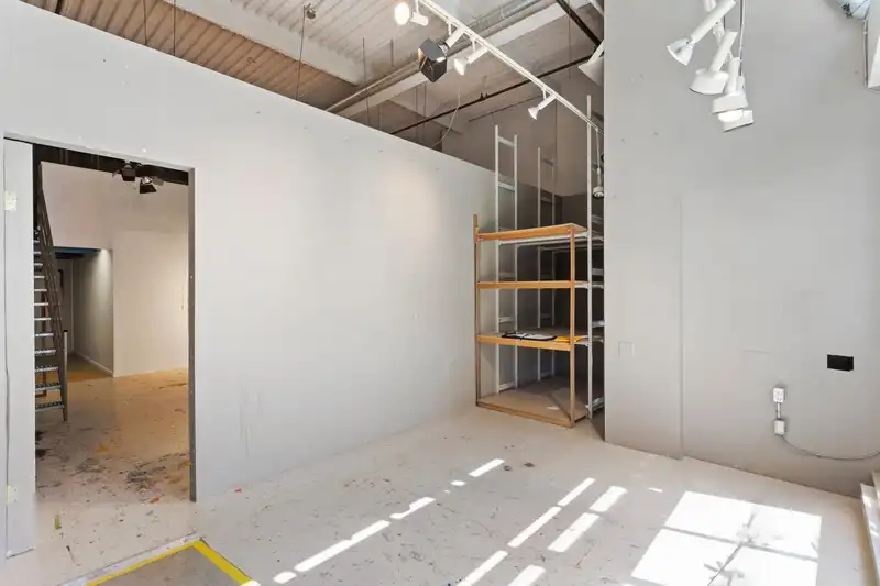 106 237 E 4TH AVENUE - photo 4 of 31