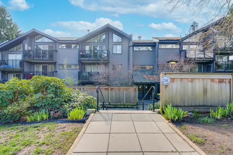 207 230 MOWAT STREET - photo 1 of 21