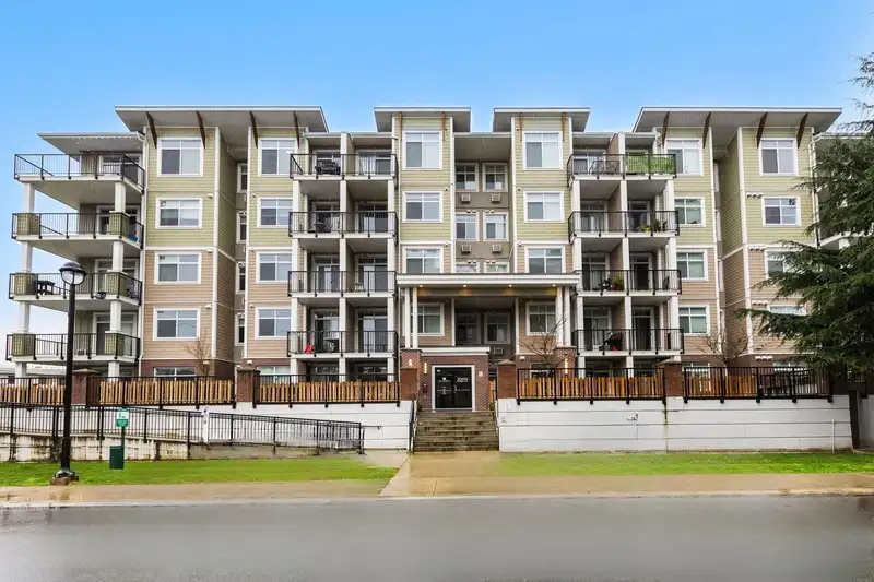 313 20696 EASTLEIGH CRESCENT - photo 1 of 38