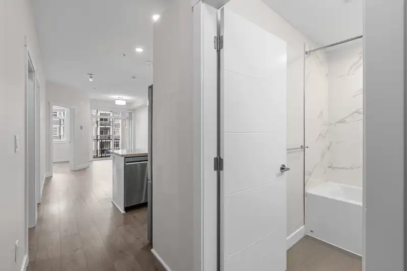 313 20696 EASTLEIGH CRESCENT - photo 3 of 38