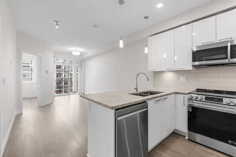 313 20696 EASTLEIGH CRESCENT - photo 4 of 38