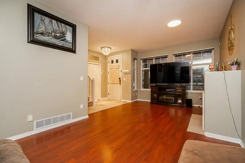 14858 58 AVENUE - photo 3 of 39