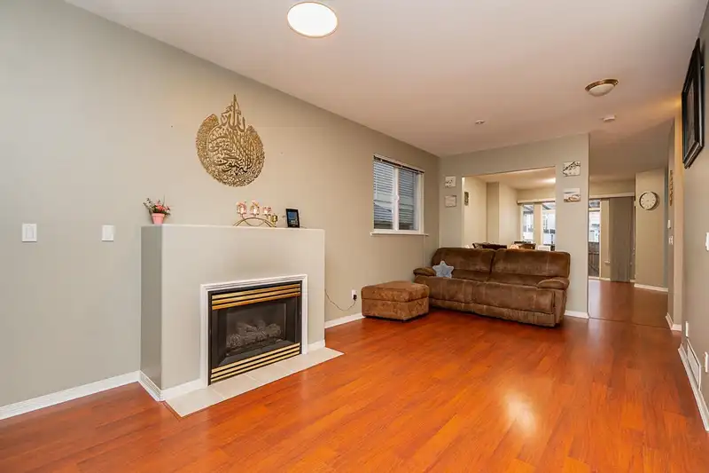 14858 58 AVENUE - photo 4 of 39