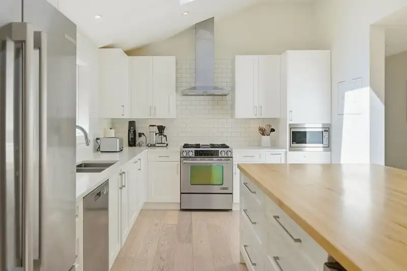 5222 SARITA AVENUE - photo 4 of 39
