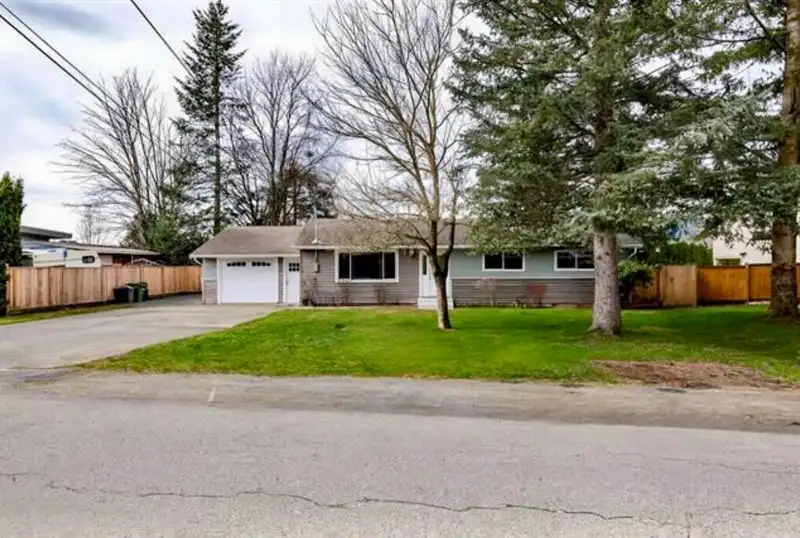 7413 LEARY CRESCENT - photo 3 of 21