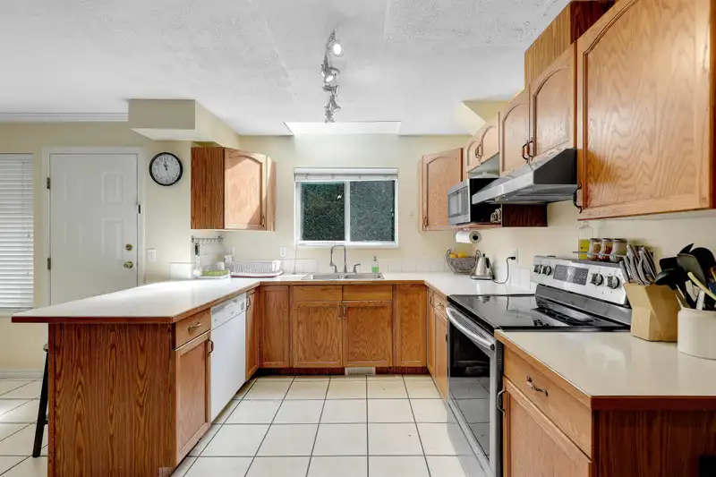 116 15501 89A AVENUE - photo 2 of 38