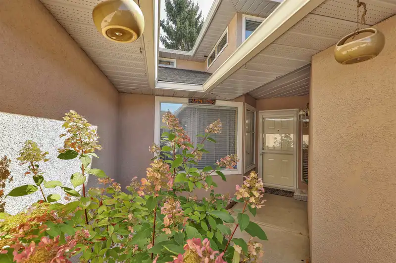 116 15501 89A AVENUE - photo 4 of 38