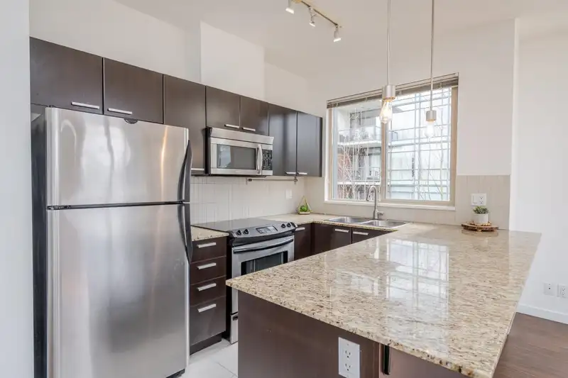405 10455 UNIVERSITY DRIVE - photo 2 of 40