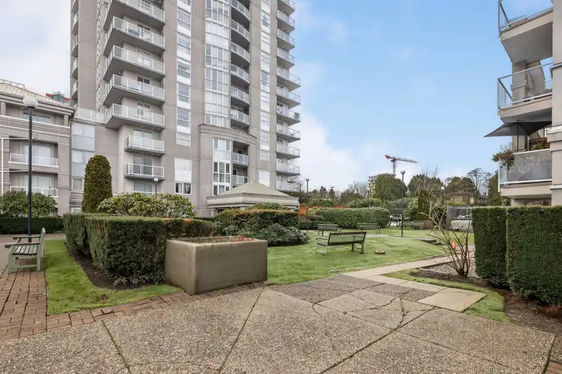 313 10533 UNIVERSITY DRIVE - photo 4 of 39