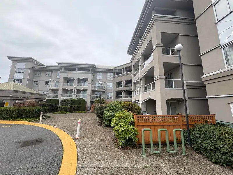 102 10533 UNIVERSITY DRIVE - photo 3 of 29
