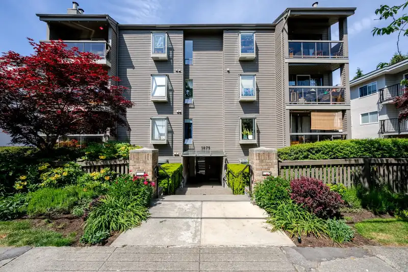 101 1875 W 8TH AVENUE - photo 2 of 40