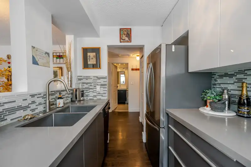 101 1875 W 8TH AVENUE - photo 4 of 40
