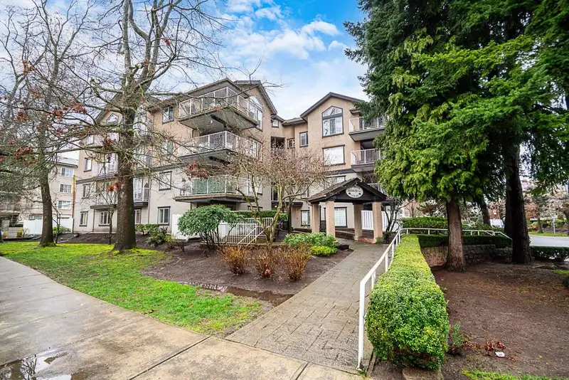 304 20288 54 AVENUE - photo 1 of 33