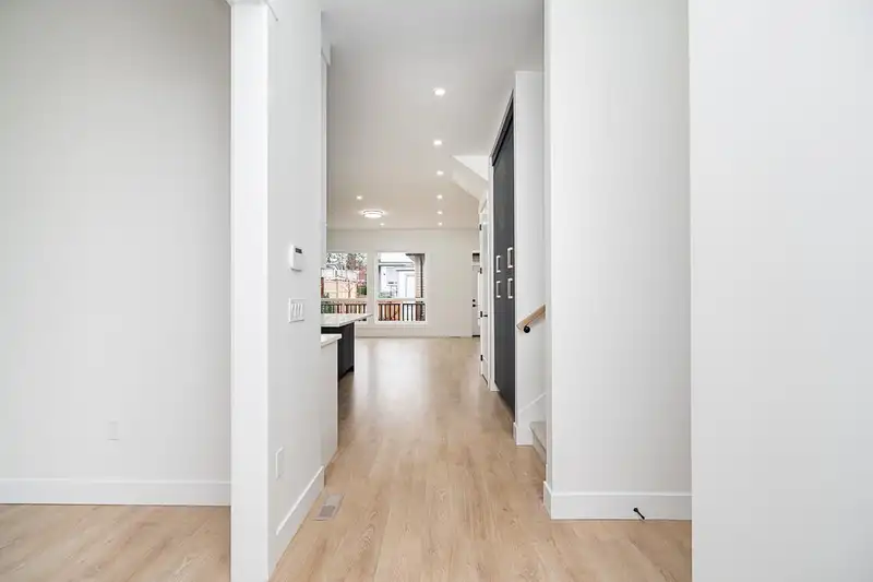 20524 76 AVENUE - photo 4 of 35
