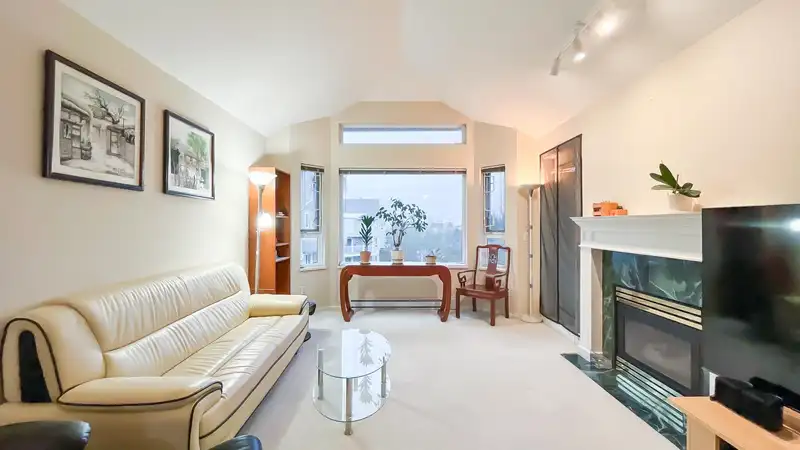 425 5888 DOVER CRESCENT - photo 3 of 15