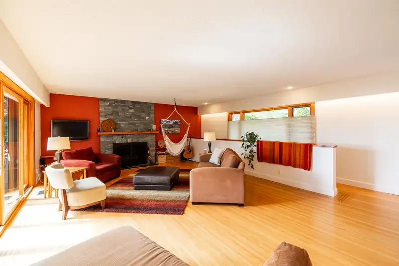 13464 56 AVENUE - photo 4 of 40