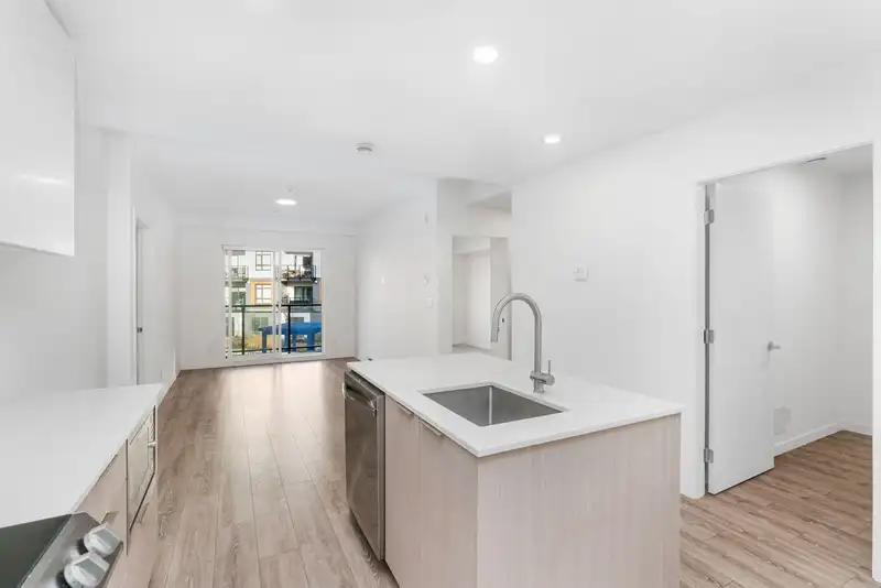 209 13969 96 AVENUE - photo 4 of 39