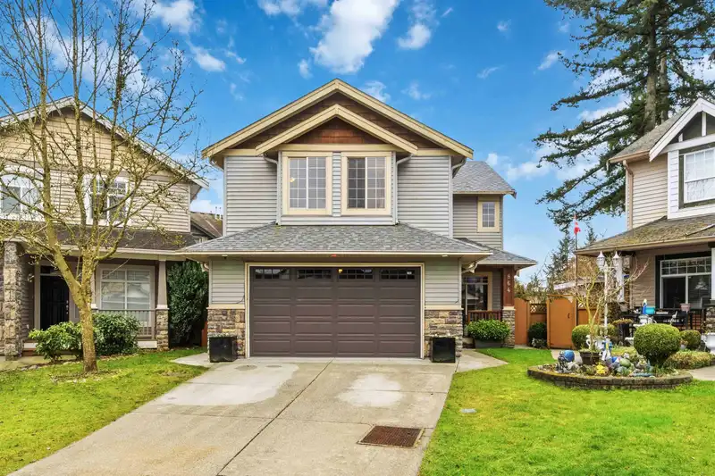 864 VEDDER PLACE - photo 2 of 33