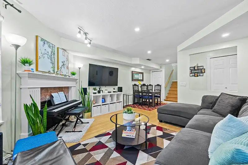 52 7188 EDMONDS STREET - photo 3 of 23