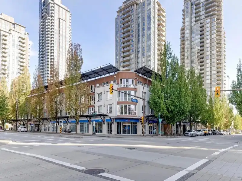 210 1163 THE HIGH STREET - photo 1 of 15
