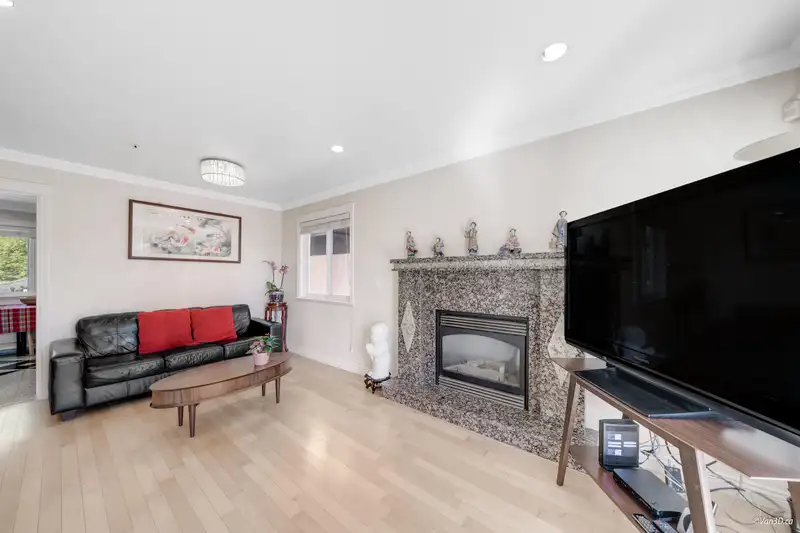 7531 OAK STREET - photo 4 of 40