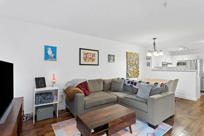 104 688 E 16TH AVENUE - photo 4 of 33