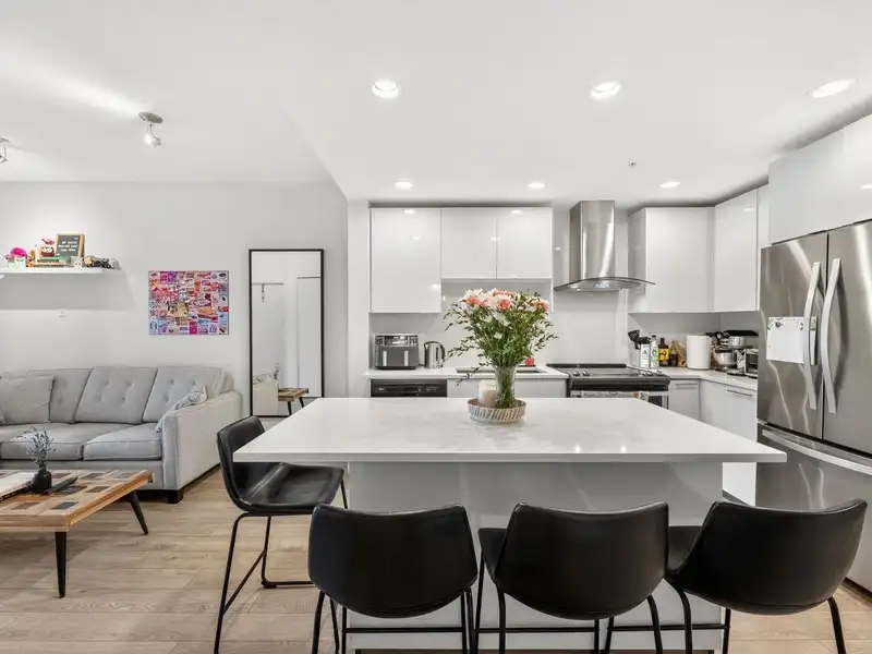 423 723 W 3RD STREET - photo 2 of 22