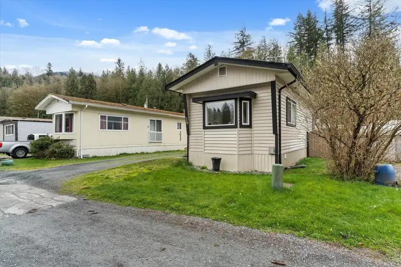 28 3942 COLUMBIA VALLEY ROAD - photo 2 of 25