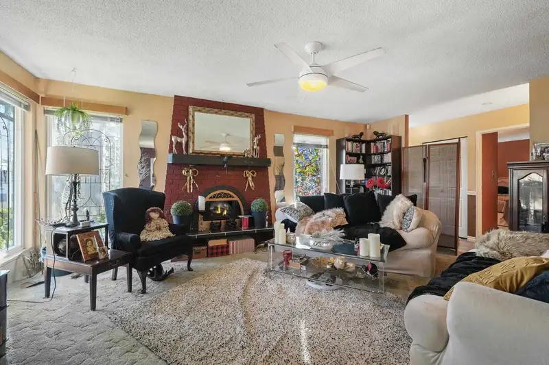 13169 98 AVENUE - photo 2 of 39