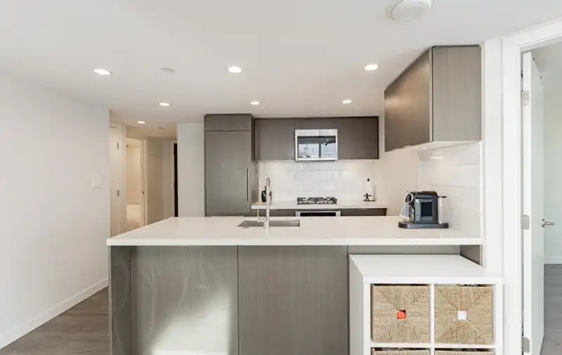 2907 8189 CAMBIE STREET - photo 4 of 39
