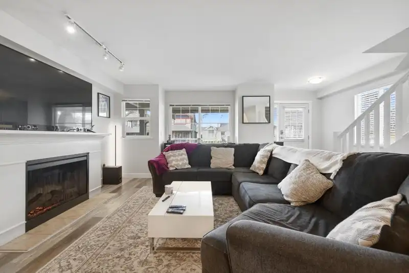 8 6568 193B STREET - photo 2 of 26